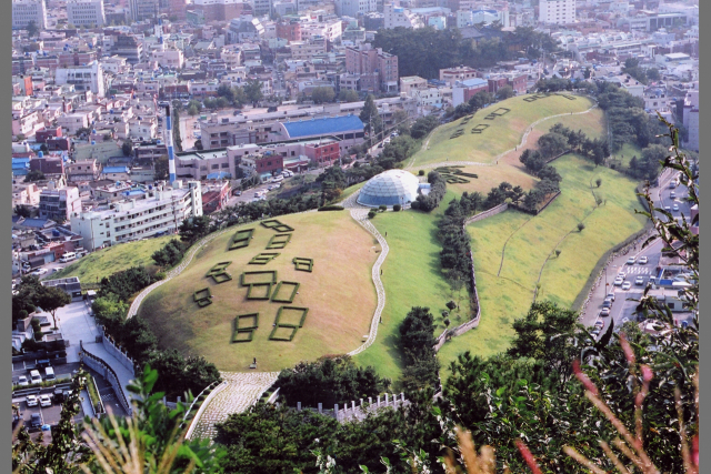 가야사 전후기의 분수령을 이룬 400년 고구려 남정 이후 부산 복천동 세력은 신라 쪽으로 많이 기울었다고 보고 있다. 복천동 고분군. 부산일보 DB