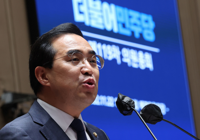 더불어민주당 박홍근 원내대표가 22일 국회에서 열린 의원총회에서 이태원 참사 국정조사를 촉구하고 있다. 연합뉴스