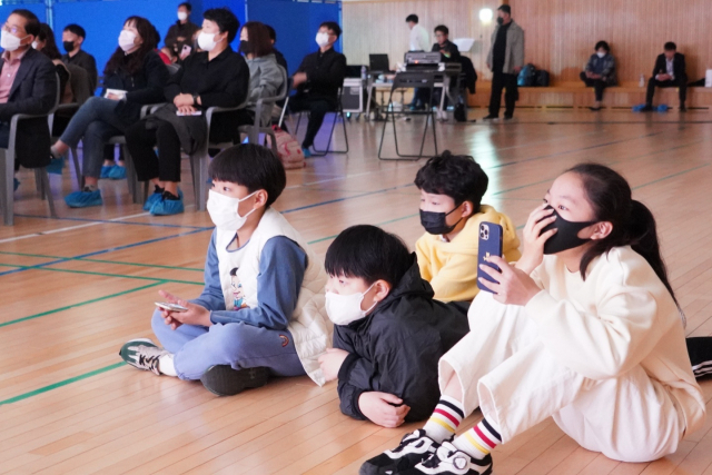 부산 부산진구 동원초등학교 학생들이 지난 17일 학교 강당에서 열린 '하하호호 콘서트'를 즐기고 있다. 부산시 제공