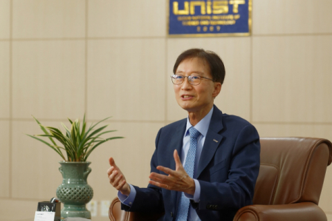 25일 취임 3주년을 맞는 이용훈 울산과학기술원(UNIST) 총장이 지난 23일 간담회를 하고 있다. UNIST 제공