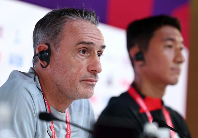 2022 카타르 월드컵 대표팀 파울루 벤투 감독과 정우영이 23일(현지시간) 카타르 알라이얀의 카타르 내셔널 컨벤션센터에서 기자회견을 하고 있다. 연합뉴스