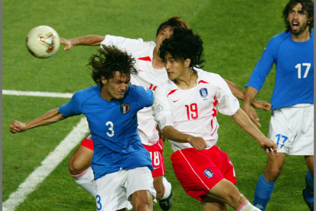 2002 한일 월드컵 16강전 이탈리아와의 경기 헤딩 골든골을 터트리는 안정환. 연합뉴스