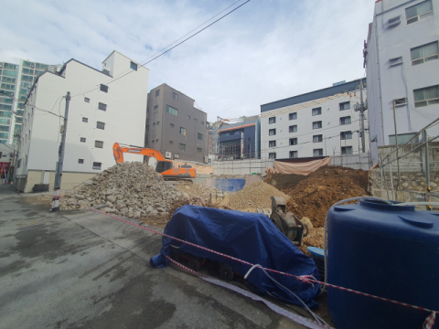 지난 23일 찾은 부산 해운대구 재송1동 모텔촌. 곳곳에 철거용 천막이 설치돼있고 오랫동안 영업을 하지 않은 빈 건물이 많았다. 김성현 기자 kksh@