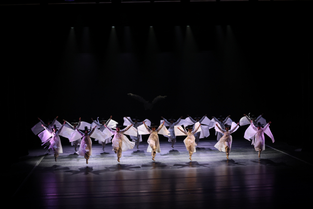 한국민속무용 '鶴-놀음'. BWC댄스컴퍼니 제공
