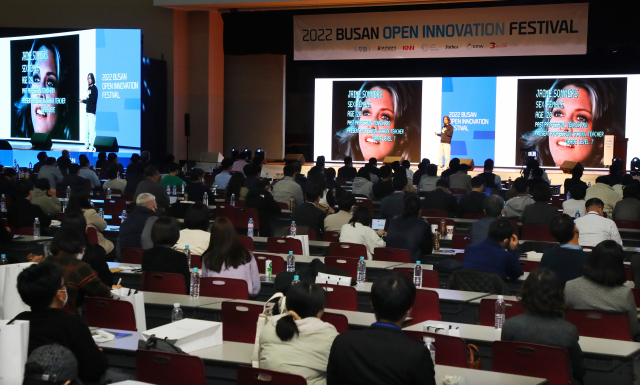 24일 부산 벡스코 제1전시장 컨벤션홀에서 열린 ‘2022 제1회 부산오픈이노베이션 페스티벌’에서 이정호 레인보우로보틱스 대표가 ‘로봇 산업의 현재와 미래’를 주제로 강연하고 있다. 정종회 기자 jjh@