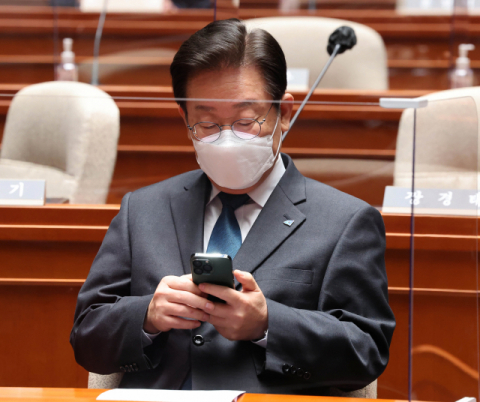 더불어민주당 이재명 대표가 24일 국회에서 열린 의원총회에서 휴대전화를 보고 있다. 연합뉴스
