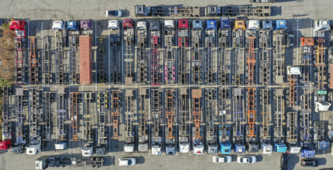 전국공공운수노동조합 화물연대본부(화물연대)가 24일 부산 신항 등 전국 16곳에서 동시 총파업 출정식을 열고 무기한 파업에 돌입하면서 국가 경제에 대한 위기감이 커지고 있다. 24일 오후 부산 남구의 한 주차장에 운행을 멈춘 화물차들. 김종진 기자 kjj1761@