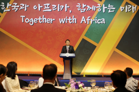 윤석열 대통령이 23일 오후 서울 여의도 콘래드호텔에서 열린 부산엑스포 유치를 위한 아프리카 대사단 초청 만찬에 참석, 환영사를 하고 있다. 연합뉴스