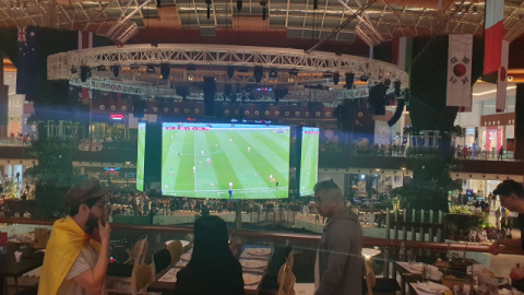 22일 오후 카타르 도하 시내 초대형 쇼핑몰인 카타르몰 내 중앙광장에서 수천여 명의 현지인·관광객들이 폴란드와 멕시코의 조별예선 경기를 지켜보고 있다. 김한수 기자