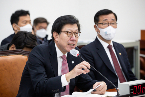 박형준 부산시장이 24일 국회에서 열린 2030 부산세계박람회 유치지원 특별위원회 제6차 전체회의에 출석해 의원 질의에 답하고 있다. 김종호 기자