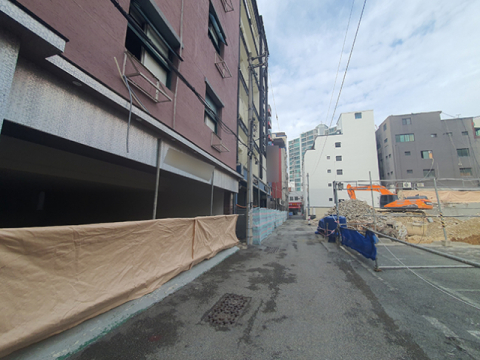 지난 23일 오후 부산 해운대구 재송1동 모텔촌에는 철거용 천막이 처져 있거나 오랫동안 영업을 하지 않은 듯 빈 건물이 많았다. 김성현 기자