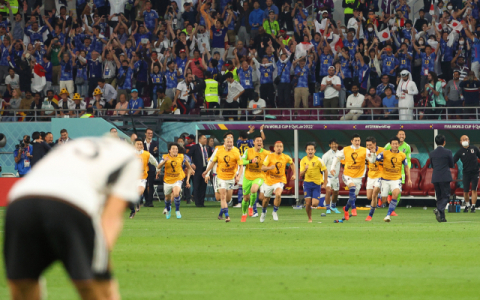 23일 카타르 알 라얀의 할리파 인터내셔널 경기장에서 열린 2022 카타르 월드컵 조별리그 E조 독일과 일본의 경기에서 2-1 역전승을 거둔 일본 선수들이 기뻐하며 그라운드로 뛰어나오고 있다. 연합뉴스