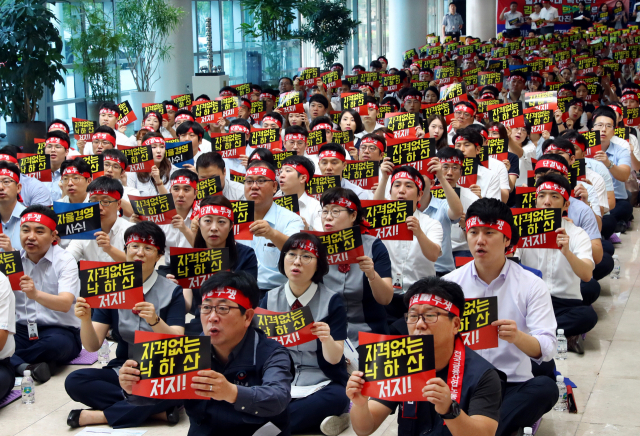 지난 2017년 8월 BNK금융지주 임원후보추천위원회에서 김지완 회장의 최종 후보 선정이 진행되자 부산은행 노조가 조합원 총회를 갖고 ‘낙하산 인사 저지‘를 주장하고 있다. 부산일보DB