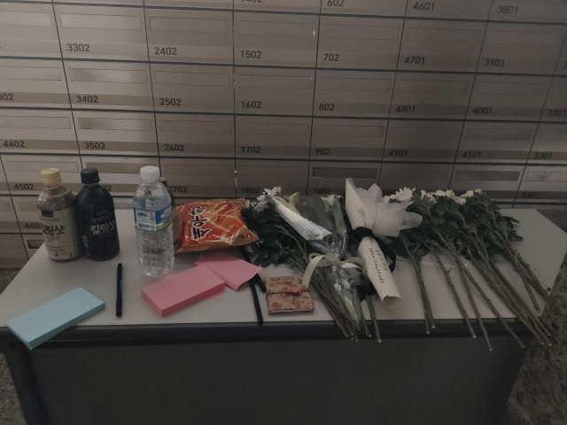 올해 6월 27일 부산 해운대구 재송동 한 고층 아파트에서 난 불로 가족 3명이 숨지자 아파트 주민들이 추모하는 공간을 마련했다. 독자 제공