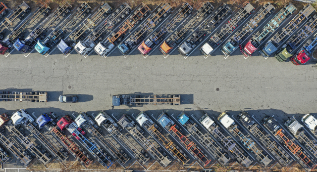민주노총 공공운수노조 화물연대본부가 총파업에 돌입한 24일 부산 남구의 한 주차장에 운행을 멈춘 화물차가 줄지어 서 있다. 화물연대는 안전운임제 일몰제 폐지와 대상 품목 확대 등을 요구하며 이날 0시부터 총파업에 나섰다. 김종진 기자 kjj1761@