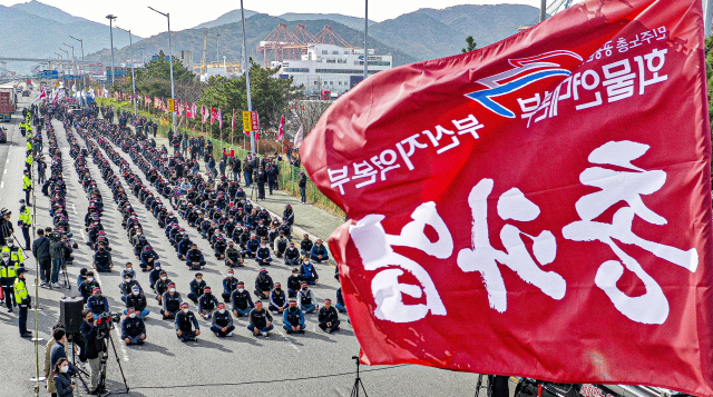 화물연대가 총파업에 돌입한 24일 오전 부산 강서구 부산신항 교차로에서 화물연대 부산본부 조합원들이 파업 출정식을 갖고 있다. 김종진 기자 kjj1761@