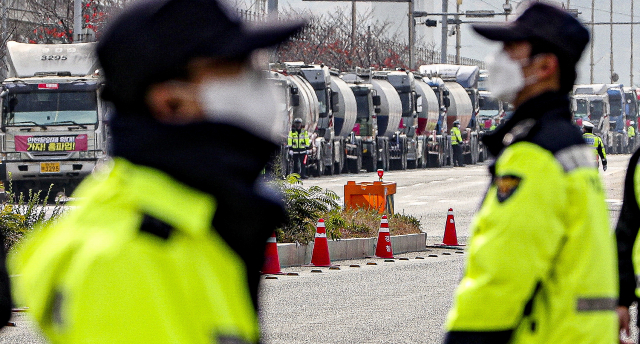 화물연대 파업 출정식이 열린 24일 부산 강서구 부산신항 인근 도로에서 경찰들이 경계근무를 서고 있다. 김종진 기자