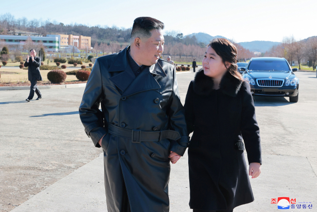 북한 김정은 국무위원장이 지난 18일 있었던 대륙간탄도미사일(ICBM) '화성-17형' 발사에 참여했던 공로자들과 기념사진을 찍고 그들의 노력을 평가했다. 딸의 손을 꼭 잡고 등장했다. 연합뉴스
