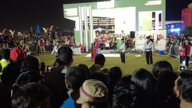 카타르 도하 최대 전통시장인 수크 와키프 인근에 마련된 한국홍보관에서 태권도 시범단 공연이 펼쳐지고 있다. 도하(카타르)=김한수 기자