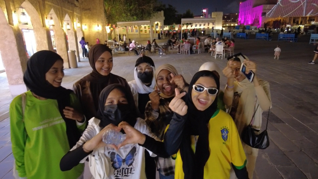 카타르 도하 최대 전통시장인 수크 와키프 인근에 마련된 한국홍보관 앞에 모인 현지인들이 ‘손 하트’를 날리며 한국 대중문화에 대한 사랑을 표현하고 있다. 도하(카타르)=김한수 기자