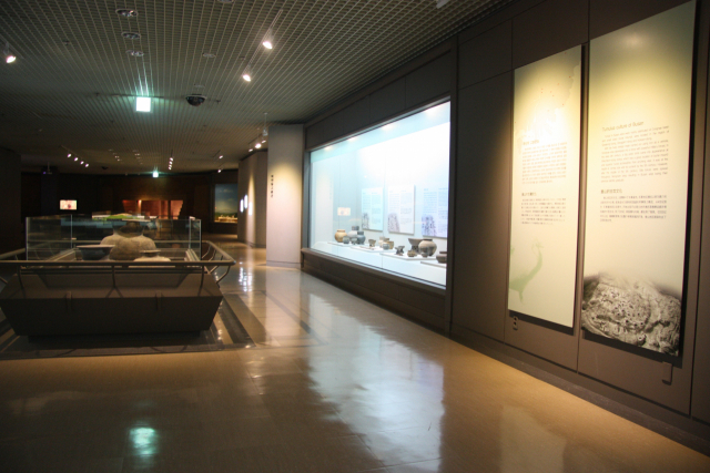 1996년 개관 이후 거의 리모델링을 하지 않은, 어두침침한 복천박물관 전시실 모습. 보온 방습이 안 되는 진열장 안에서 유물 부식이 가속화되고 있다고 한다. 복천박물관 제공