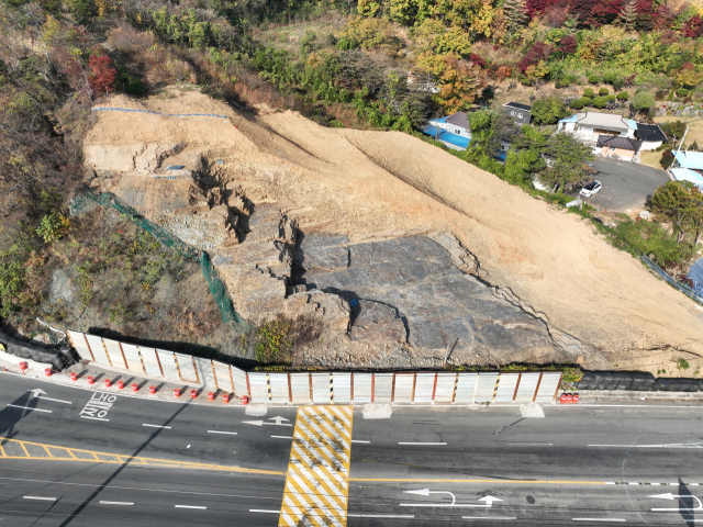 백악기 화석이 무더기로 발견된 진주시 집현면 신당리 도로공사 현장. 진주교대 김경수 교수 제공