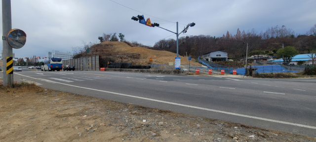 도로 확장공사 대상에 포함돼 있는 화석산지. 설계가 변경되지 않을 경우 훼손될 가능성이 크다. 김현우 기자