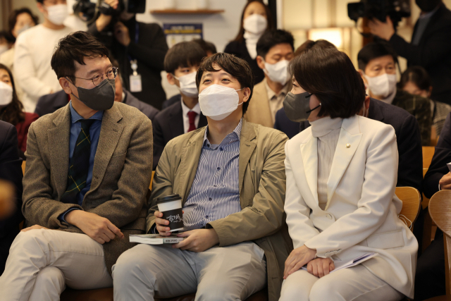 국민의힘 이준석 전 대표가 28일 오후 서울 영등포구 하우스카페에서 열린 국민의힘 허은아 의원의 ‘정치를디자인하다’ 출판기념회에서 김웅·허은아 의원과 대화하고 있다. 연합뉴스