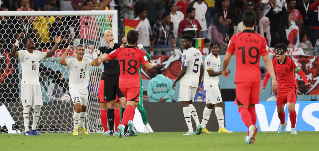 28일 오후(현지시간) 카타르 알라이얀의 에듀케이션 시티 스타디움에서 열린 2022 카타르 월드컵 조별리그 H조 2차전 대한민국과 가나의 경기. 후반 추가 시간 권경원의 슛이 상대를 맞고 나간 뒤 주심이 코너킥을 주지 않고 경기를 종료시키자 한국 선수들이 항의하는 반면 가나 선수들이 기뻐하고 있다. 연합뉴스