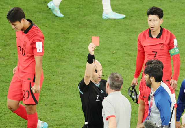 28일 오후(현지시간) 카타르 알라이얀의 에듀케이션 시티 스타디움에서 열린 2022 카타르 월드컵 조별리그 H조 2차전 대한민국과 가나의 경기. 후반 추가 시간 권경원의 슛이 상대를 맞고 나간 뒤 주심이 코너킥을 주지 않고 경기를 종료시키자 파울루 벤투 감독이 항의를 하던 중 레드 카드를 받고 있다. 연합뉴스