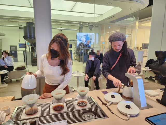 27일 오후 영도 모모스 로스터리&커피 바에서 게스트 바리스타 이벤트가 열렸다. 왼쪽은 싱가포르의 엘리시아 탄 바리스타. 조영미 기자