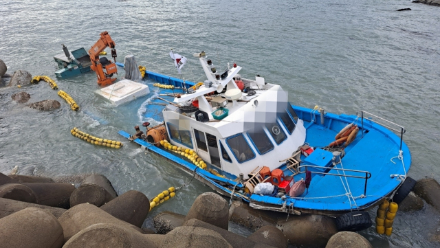 29일 오전 7시 20분께 거제시 일운면 와현방파제에서 20t급 어장관리선이 육지에 고정된 밧줄이 풀리면서 좌초됐다. 통영해양경찰서 제공