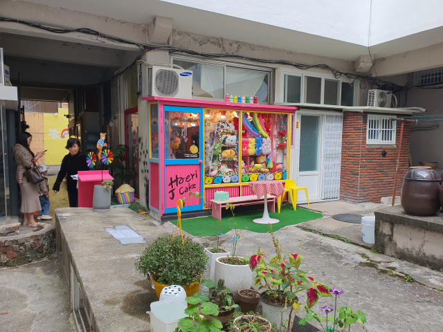 부산 해운대구 해리단길 골목길에 위치한 1978년 준공된 우일맨션 1층 상가. 김성현 기자