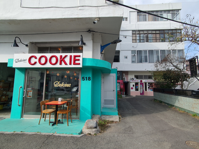 부산 해운대구 해리단길 골목길에 위치한 1978년 준공된 우일맨션 1층 상가. 김성현 기자