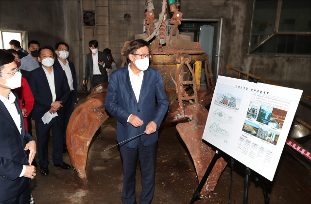 지난 6월 박형준 부산시장이 부산 사하구 다대소각장에서 부지개발계획을 발표하고 있다. 부산일보DB