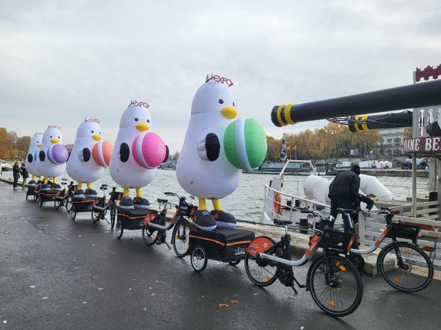 2030부산엑스포 유치를 위해 국제박람회기구(BIE) 총회가 열리는 28∼29일 프랑스 파리 시내를 누비고 다닐 부산시 캐릭터 '부기'로 만든 인형들. 연합뉴스