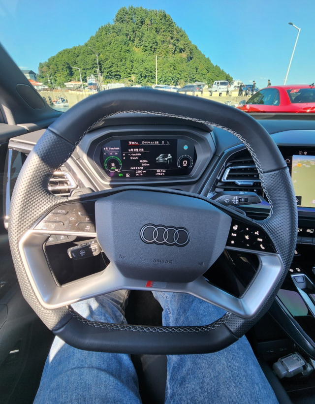 아우디 순수 전기 SUV(스포츠유틸리티차량) ‘Q4 e-트론’과 회생제동시스템이 표시된 계기판 모습. 아우디코리아 제공