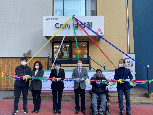 부산도시공사는 ‘감성적 주거복지’ 개념을 도입해 입주민의 정서적 가치 충족을 위한 생활중심 주거복지 서비스 제공하고 있다. 감성적 주거복지 사업 중 하나인 CAFE 쉼표 2호 개소식. 부산도시공사 제공