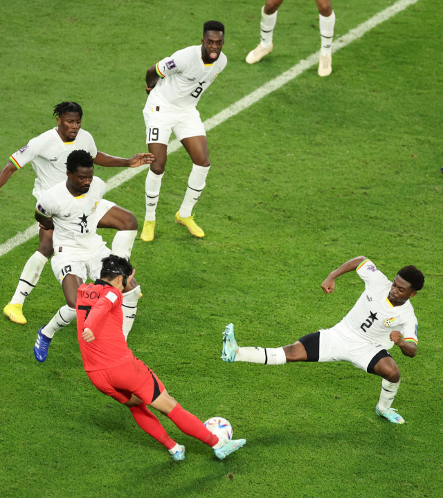 한국 대표팀 손흥민이 가나 선수들에 둘러싸인 채 슛을 시도하고 있다. 연합뉴스