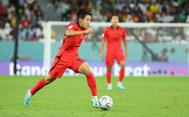 가나전에서 드리블하는 이강인. AP연합뉴스