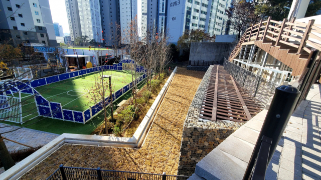 부산 수영구의 한 신축 고급 아파트가 인근 주민의 단지 내 시설 이용을 막기 위해 철책을 설치(위쪽)했다가 구청의 시정 명령을 받고 철거(아래쪽)했다.