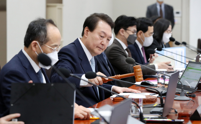 윤석열 대통령이 29일 서울 용산 대통령실 청사에서 화물연대 집단 운송거부 사태와 관련, 업무개시명령을 심의·의결하는 국무회의를 주재하고 있다. 연합뉴스