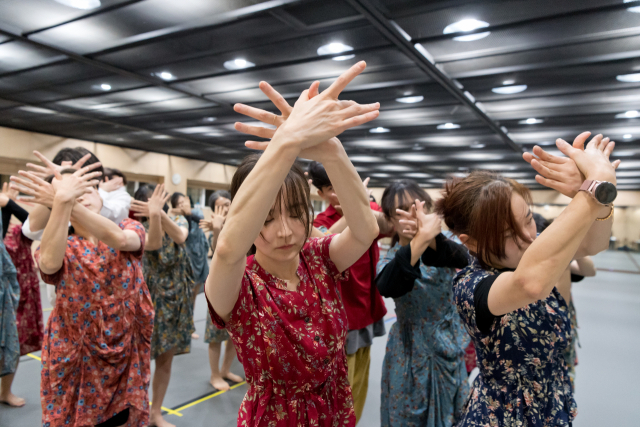 박재현 안무가가 안무, 연출, 대본 작업을 한 작품 '우물가 살인사건-그곳엔 사람이 산다' 연습 장면. 경희댄스시어터 제공