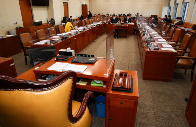 여야 갈등으로 예산안 처리 법정 시한 준수가 어려워질 가능성이 높아지고 있다. 사진은 30일 국회에서 열릴 예정이었던 기획재정위원회 조세소위원회가 의원들의 불참으로 열리지 않고 있는 모습. 김종호 기자 kimjh@