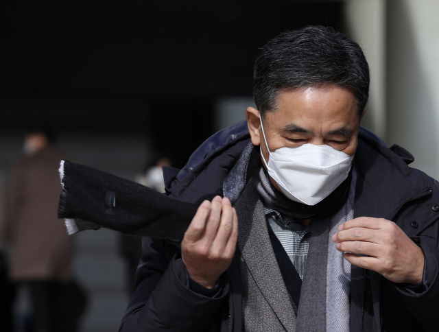 대장동 개발 민간업자로부터 거액의 뇌물을 받은 혐의로 재판에 넘겨진 곽상도 전 의원이 30일 오전 서울 서초구 서울중앙지법에서 열린 1심 결심공판을 마친 뒤 법원을 나서고 있다. 연합뉴스