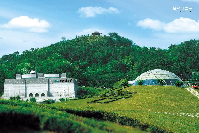 위축된 복천박물관 위상을 조금이나마 회복하기 위해서 박물관 리모델링이 시급하다는 지적이다. 사진은 복천박물관 전경. 부산일보DB