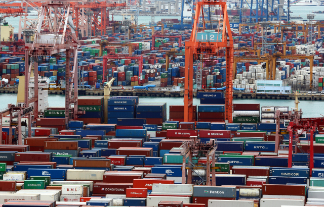 화물연대 파업 7일째인 30일 오후 부산 남구 부산항 신선대부두와 감만부두 야적장에 수출입 컨테이너가 쌓여 있다. 정종회 기자 jjh@