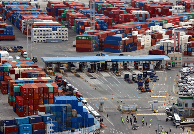 화물연대 파업 7일째인 30일 오후 부산 남구 부산항 신선대부두 출입구 앞이 한산한 모습을 보이고 있다. 정종회 기자 jjh@