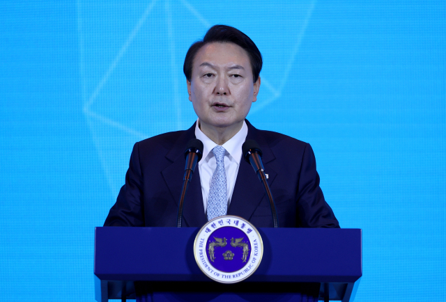 윤석열 대통령이 지난 29일 오후 서울 광진구 그랜드 워커힐 서울에서 열린 민주평통 해외 자문위원과의 통일대화에 참석, 격려사를 하고 있다. 연합뉴스