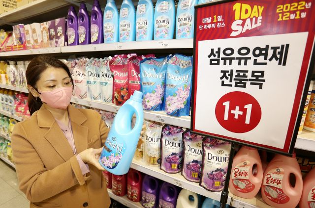 메가마트는 12월 1일 단 하루 인기 상품군 ​전 품목 반값 할인과 생필품∙시즌 상품을 최대 50% 할인 등으로 선보이는 ‘원데이 세일’ 행사를 실시한다. 메가마트 제공